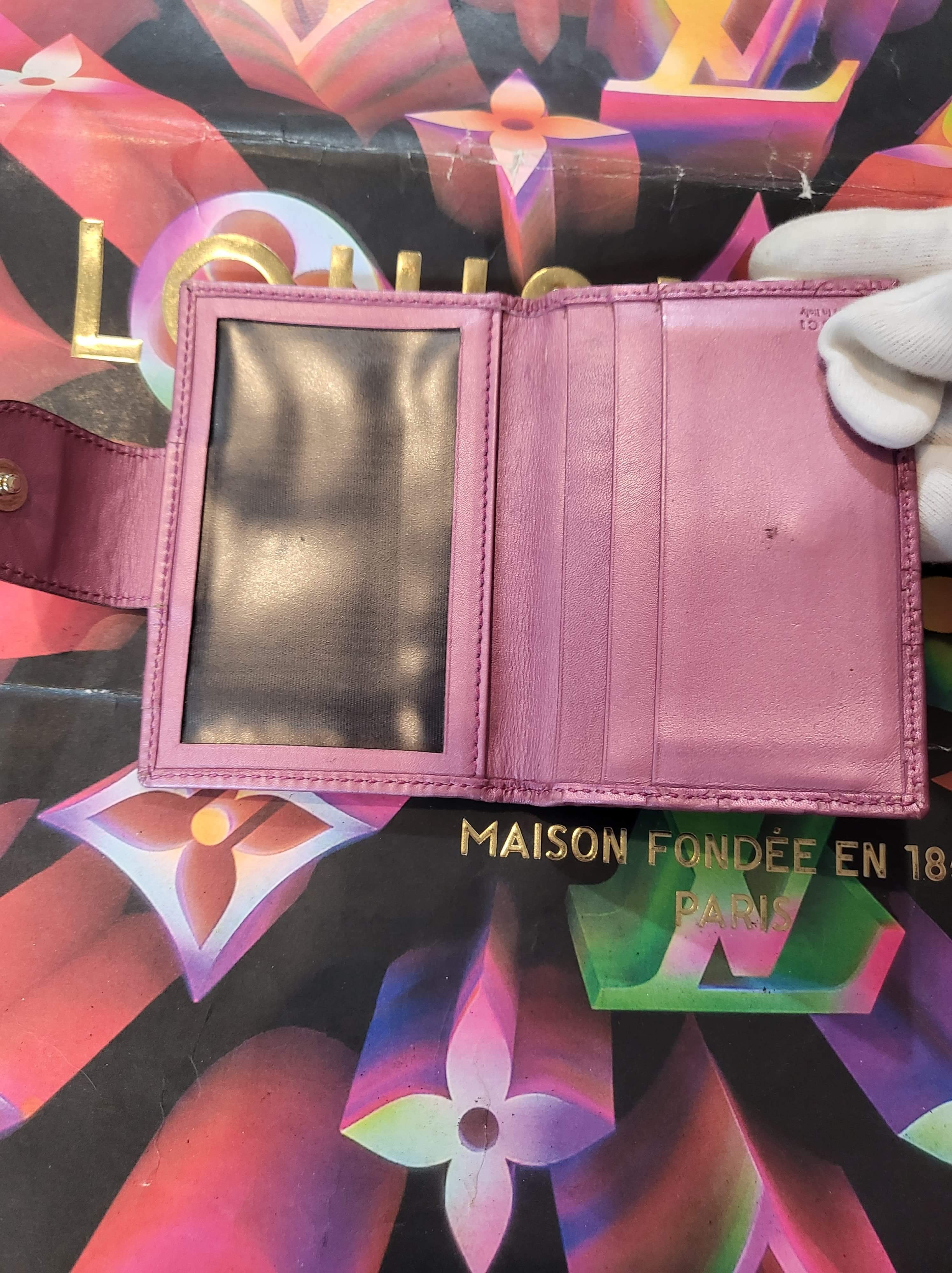 Authentic Gucci Metallic Guccissima Heart Travel Wallet – The Neon Gypsy  Shopping